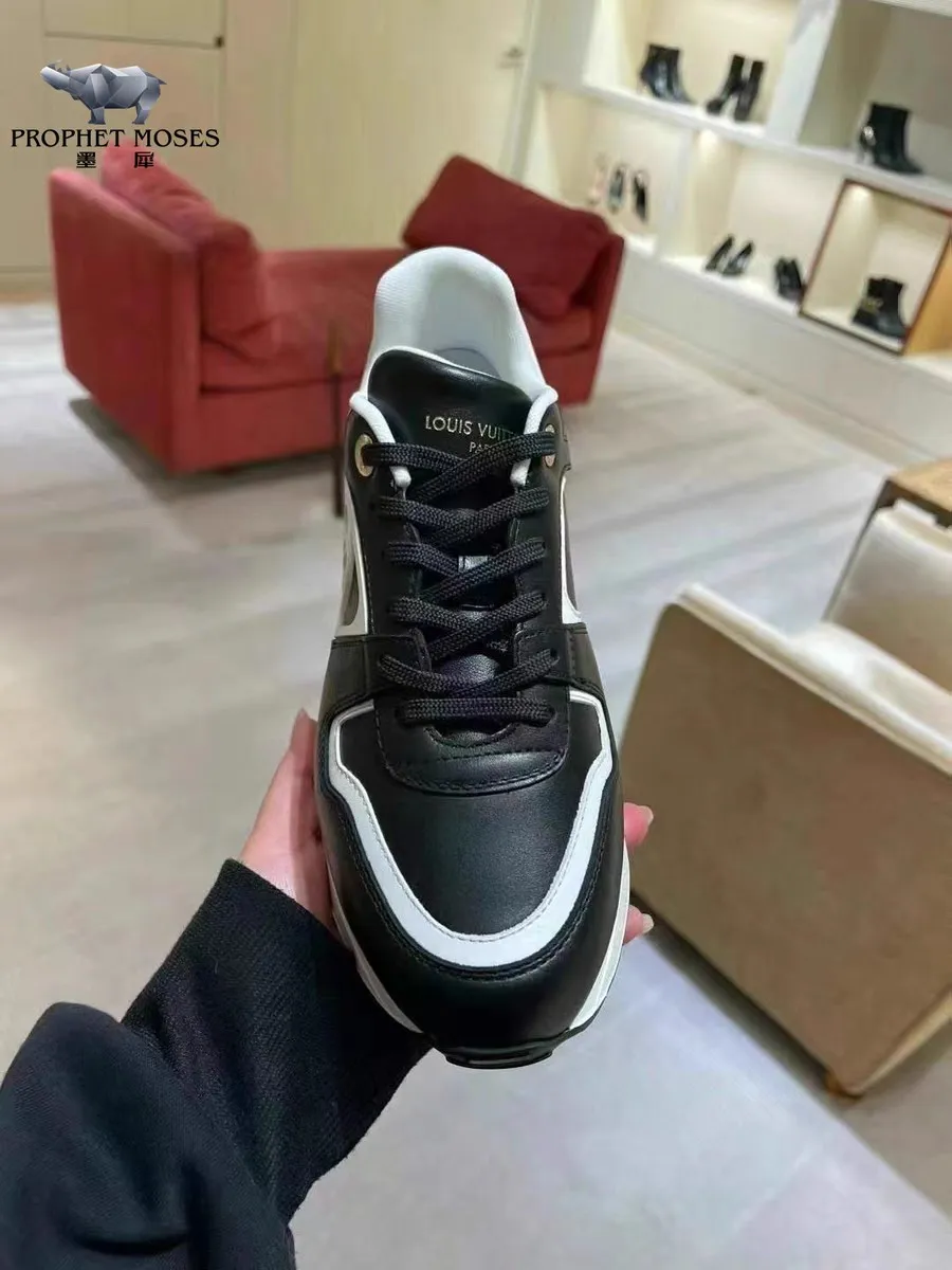 [L Family] P: 760💰Size 35-42 for women, 39-46 for men, (41.42 for women, 45.46 for men, customized) .LV Donkey Brand 🔥🔥LOUIS VUITTON Louis Vuitton's official website synchronizes the 2025 autumn and winter couple's models, which are now on the market, this Neo Run Away sneakers are inspired by running shoes, integrating LV's iconic must-have shoes into the trend. This version is a 1:1 replica of the original version. It is made of two-tone calfskin to highlight its simple lines and unique wedge outsole. Key details include the LV initials on the side and an engraved gold heel stabilizer on the back plus a 2cm hidden insole.